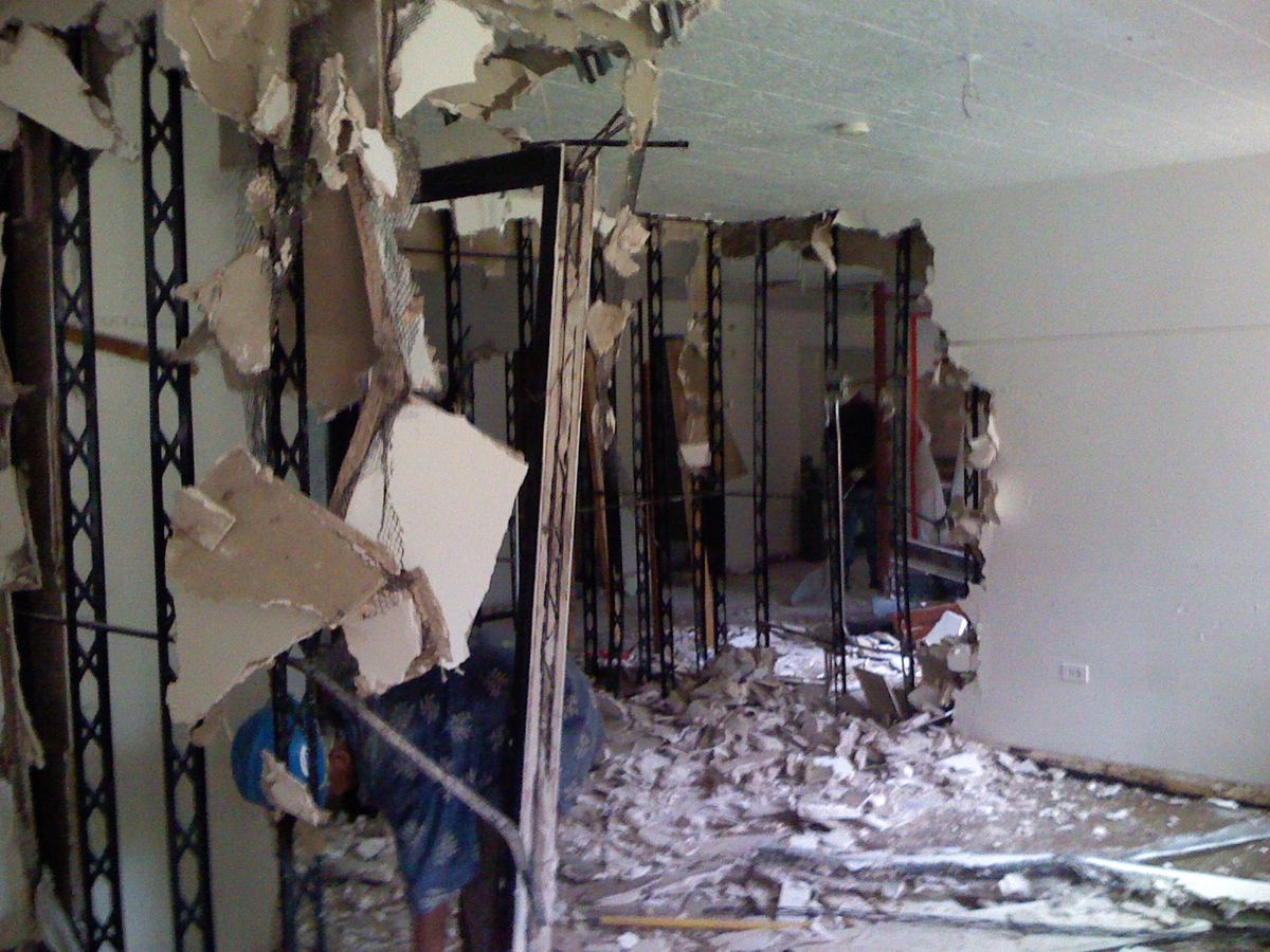 Removing drywall from metal-stud partitions