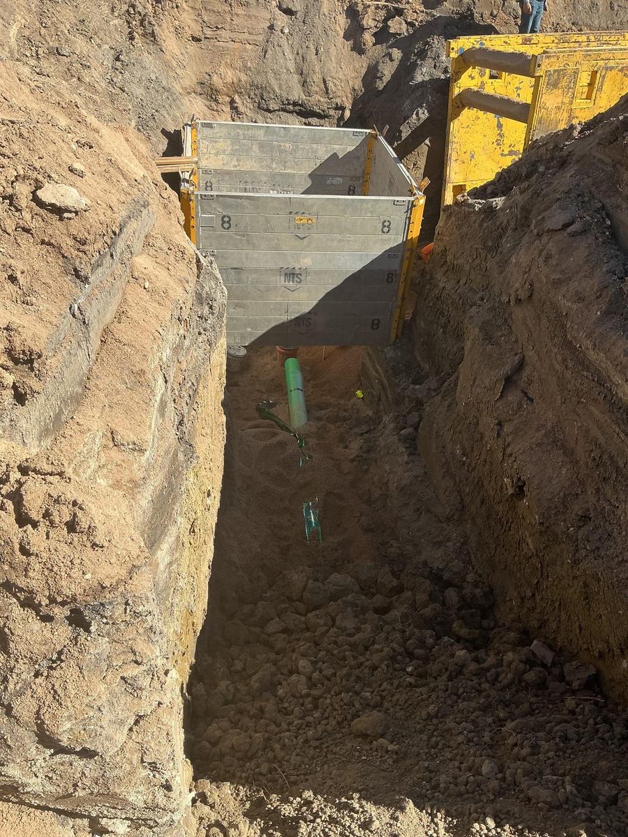Deep sanitary sewer trench with an aluminum shoring box